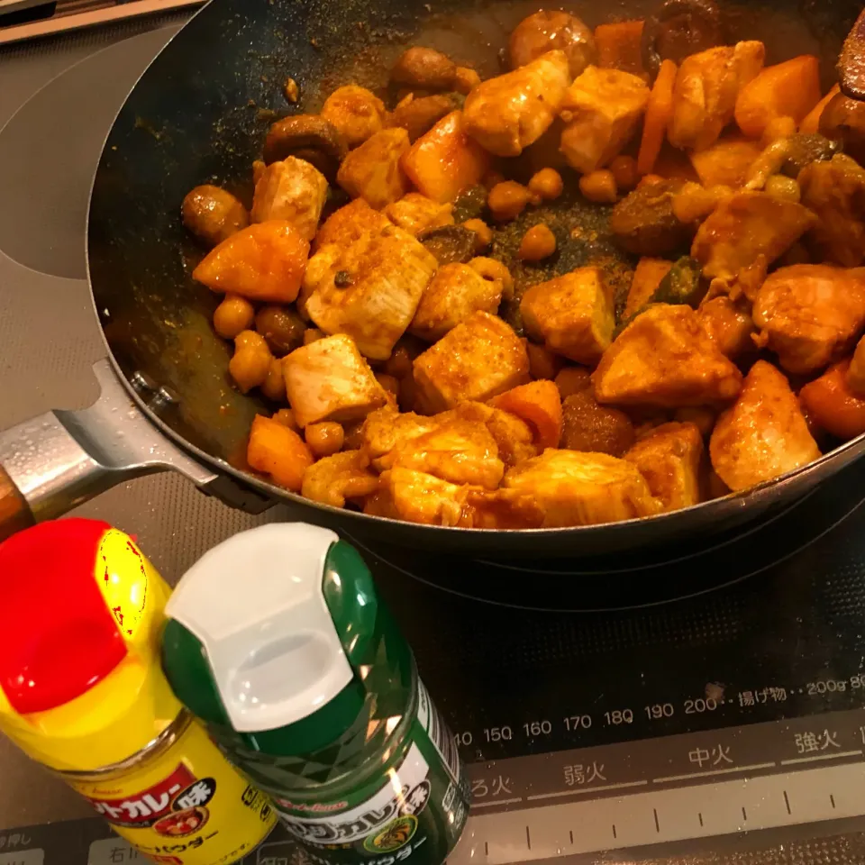 ハウスの味付カレーパウダーで簡単！
ひよこ豆と鶏むね肉の炒めカレー🍛|Yossarianさん