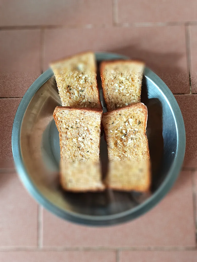 Garlic Bread 蒜香吐司
Throwback 30/6/2021
200 Celsius Degree 8 Minutes|Ru Thさん