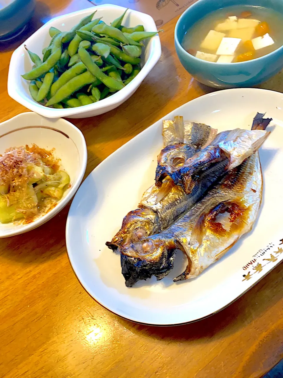 鯵の干物と、焼き茄子と、枝豆と、豆腐と南瓜となめこの味噌汁|もえさん