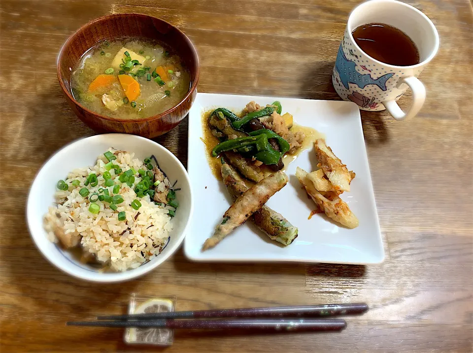 鯖の炊き込みご飯・茄子味噌炒め・オクラの豚肉巻き・竹輪と小エビのマヨ醤油炒め・豚汁|ちびろ菌さん