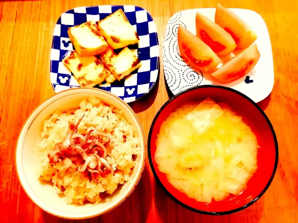 Snapdishの料理写真:イカの炊き込みご飯　キャベツとアゲとキノコの味噌汁　厚揚げ焼き　🍅|Mayumiさん