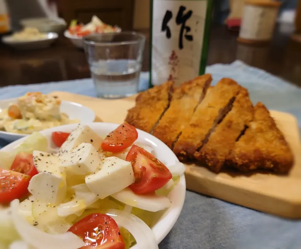 とんかつとサラダ日本酒添え( ´艸｀)|しーPaPaさん