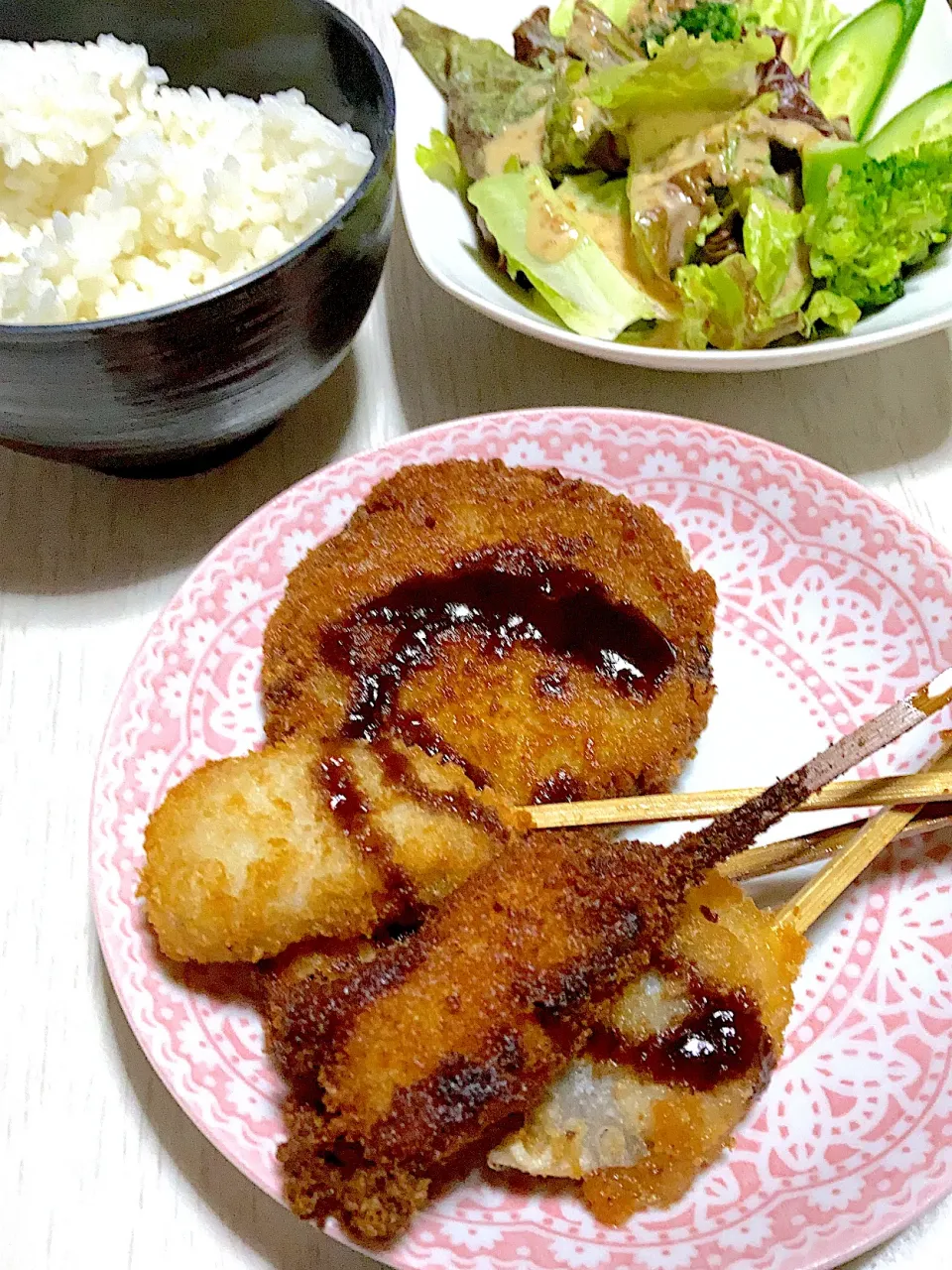 Snapdishの料理写真:メンチカツ、ミニ揚げ焼き（じゃがいも、豚肉、れんこん）、サラダ|Ayaさん