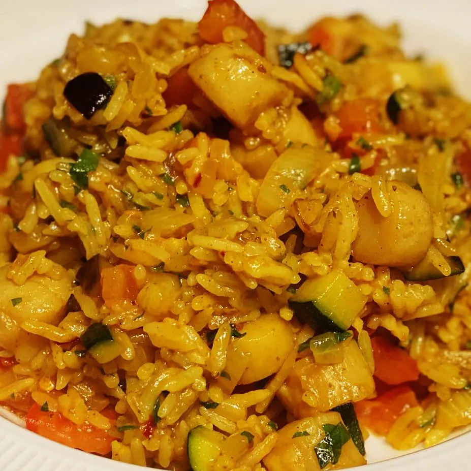 Indian Spiced Fried Rice 🍚 with Fresh Scallops & Vegetables  
( Onions , Courgettes, Eggplant, Fresh chopped Coriander ,diced Tomatoes, ) 
Turmeric, Cumin , Cu|Emanuel Hayashiさん