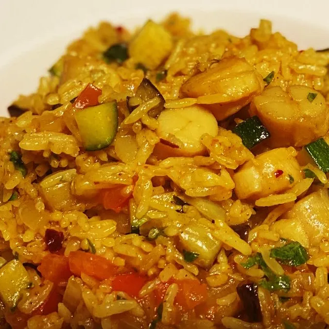 Indian Spiced Fried Rice 🍚 with Fresh Scallops & Vegetables  
( Onions , Courgettes, Eggplant, Fresh chopped Coriander ,diced Tomatoes, ) 
Turmeric, Cumin , Cu|Emanuel Hayashiさん