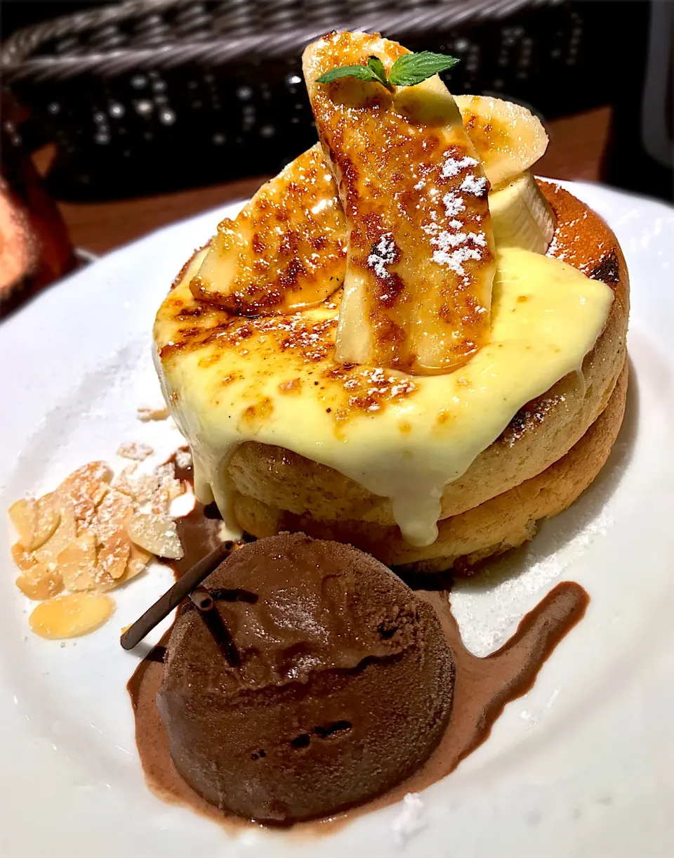 Snapdishの料理写真:バナナカスタードブリュレのスフレパンケーキチョコアイス添え＠星乃珈琲店|toshi,I🍴さん