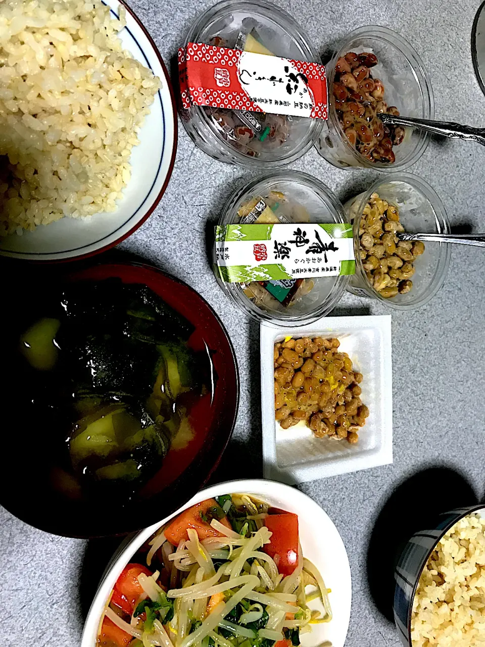 まだまだ流行中の納豆定食ふうに #夕飯　ロウカット玄米ご飯、、納豆3種(紅ずきん、青神楽、ノーマル)、やみつきもやし豆苗トマト、じゃが昆布ワカメ味噌汁|ms903さん