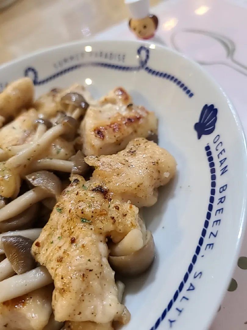 しめじと鶏むね肉のコンソメソテー😋|みぽりん♪さん