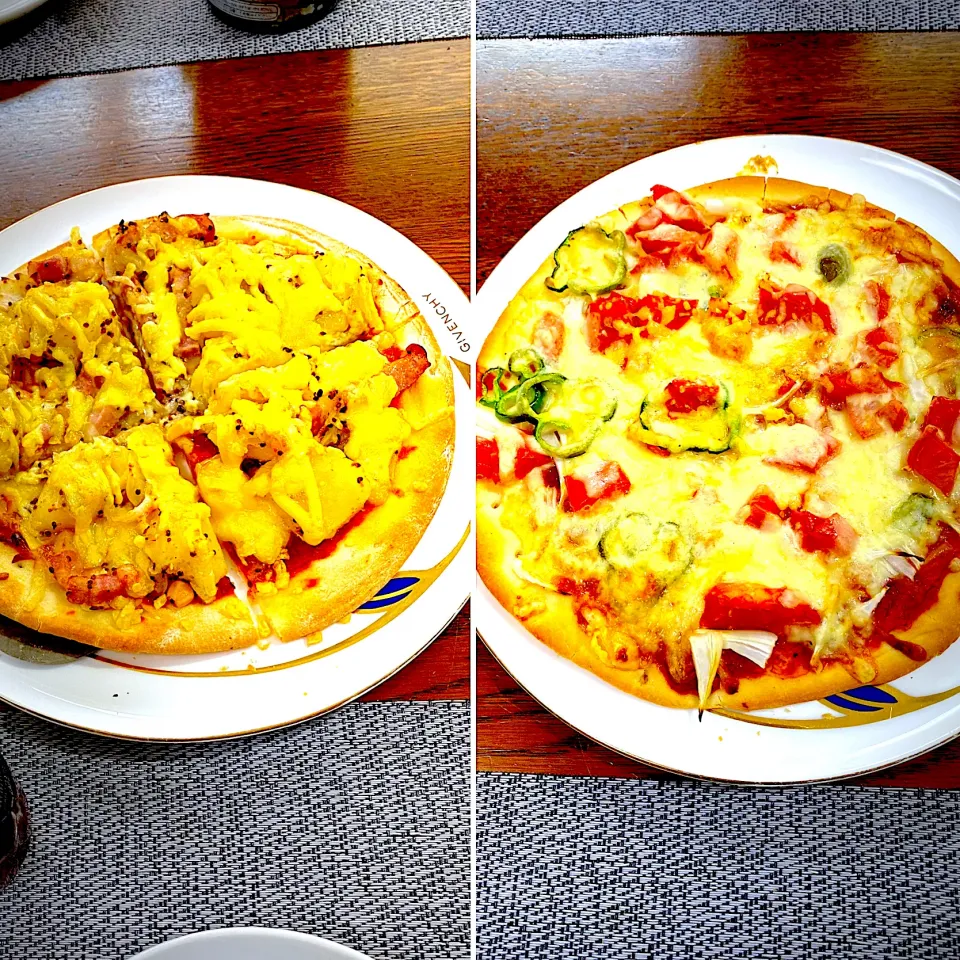 Snapdishの料理写真:トマトソースのジャーマンポテトとマヨネーズのピザと、トマトソースとベーコン玉ねぎ、ピーマン、トマトのピザ、コーラ|yakinasuさん