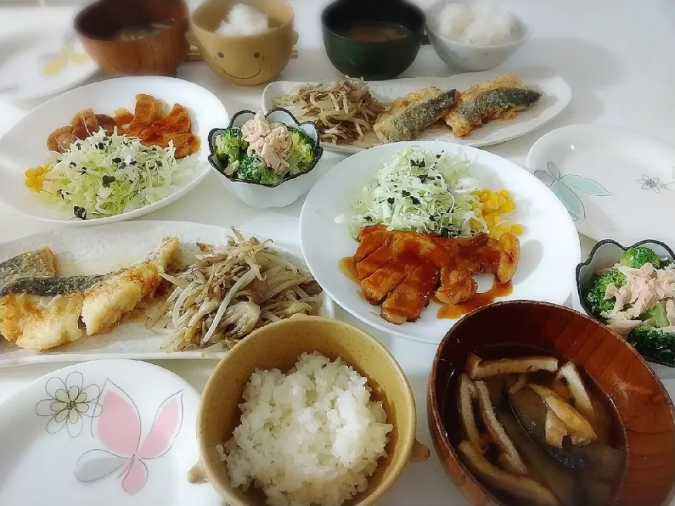 夕食(*^^*)
トンテキ&サラダ🥗
鱈のバターソテー&もやしと舞茸ソテー
ブロッコリーとツナのマリネ
お味噌汁(ナス、油揚げ)|プリン☆さん