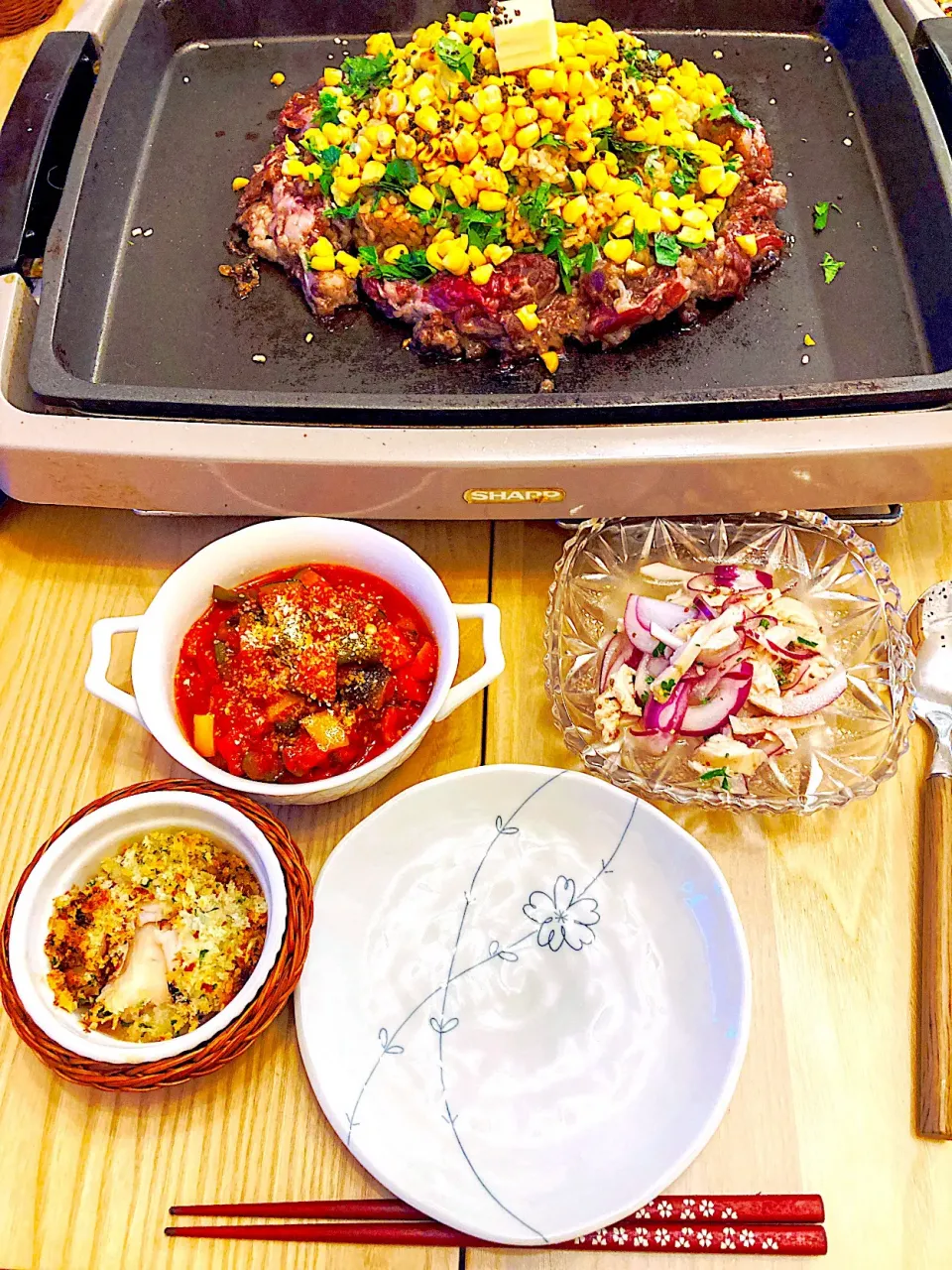 Snapdishの料理写真:今日の夕食　ペッパーランチ　レッドオニオンとサラダチキンのハニーマスタード　ラタトゥイユ　タコのパン粉焼き|ふわ猫はなちゃんさん