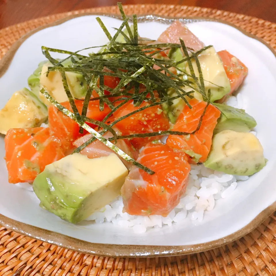 サーモンとアボカドのポケ丼|あっぷるぱいさん