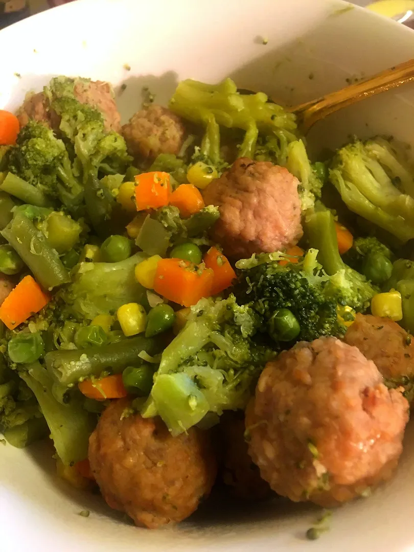 meatballs with Broccoli 🥦😋
#growithin|Mitchie.'s Yum on my plate.さん