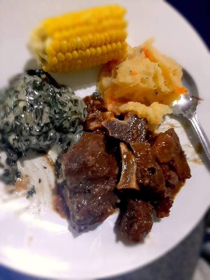 sweet corn, mash potatoes with carrots, creamy spinach and beef stew🥰🥰|Wasebukhosiniさん