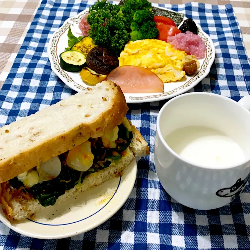 Snapdishの料理写真:今日の朝ごはん★ライ麦パンで小松菜＋モロヘイヤ＋山椒しらす入り★甘酢らっきょうと胡瓜のクリームチーズサンド|riko30294さん