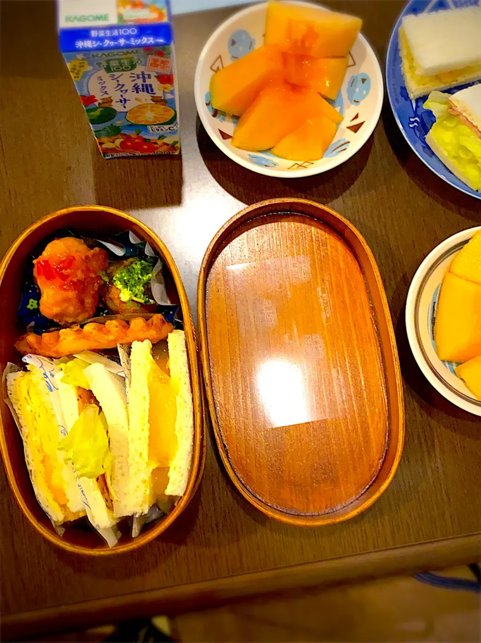 お弁当🍱　たこ焼き　ソースマヨ青海苔　フライドチキン　スイートチリソース　ワッフルフライドポテト　卵サンド　ピッツェリアハムレタスサンド　クレイジーソルト　貴味メロンのシャインマスカットバターサンド　シークワサーの野菜ジュース　麦茶|ch＊K*∀o(^^*)♪さん