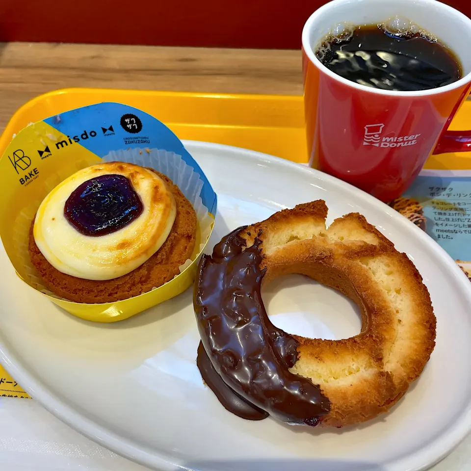 Snapdishの料理写真:ベイクチーズタルトドーナツブルーベリー
チョコファッション
ミスドブレンドコーヒー|T. Wonderさん