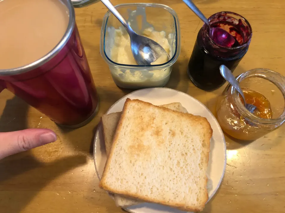 Snapdishの料理写真:旦那作🍞食パン🍞でクリーム＆ジャムトースト|ゆっこっこさん