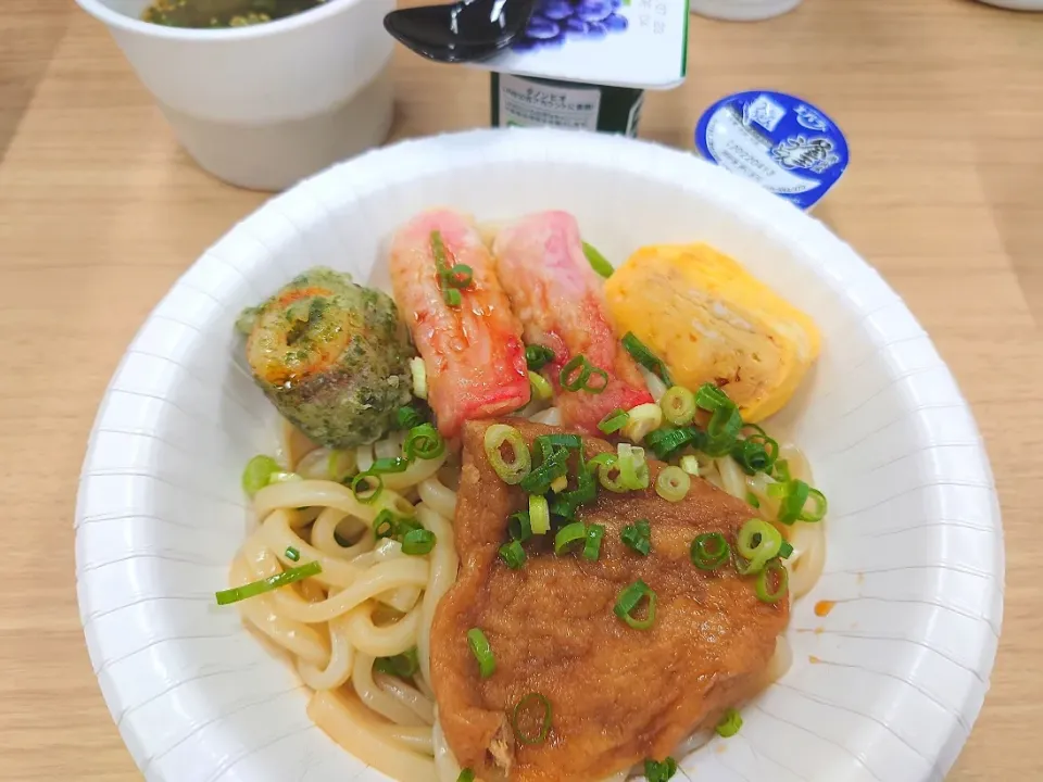 ★今日のお弁当★
❇️きつねぶっかけうどん
(ちくわ天　カニカマ天　甘い玉子焼き)|☆Chieco☆さん