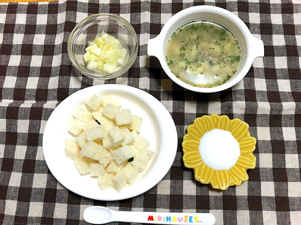 【離乳食】じゃがいもと豚肉のコンソメスープ、食パン、もも、ヨーグルト|sayaさん