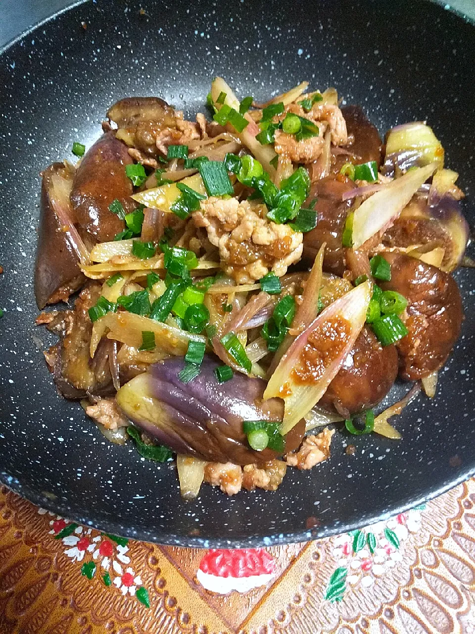 今日の晩御飯
※みょうがの忘れ物と茄子と豚こまの醤油麹炒め|れあMIXさん