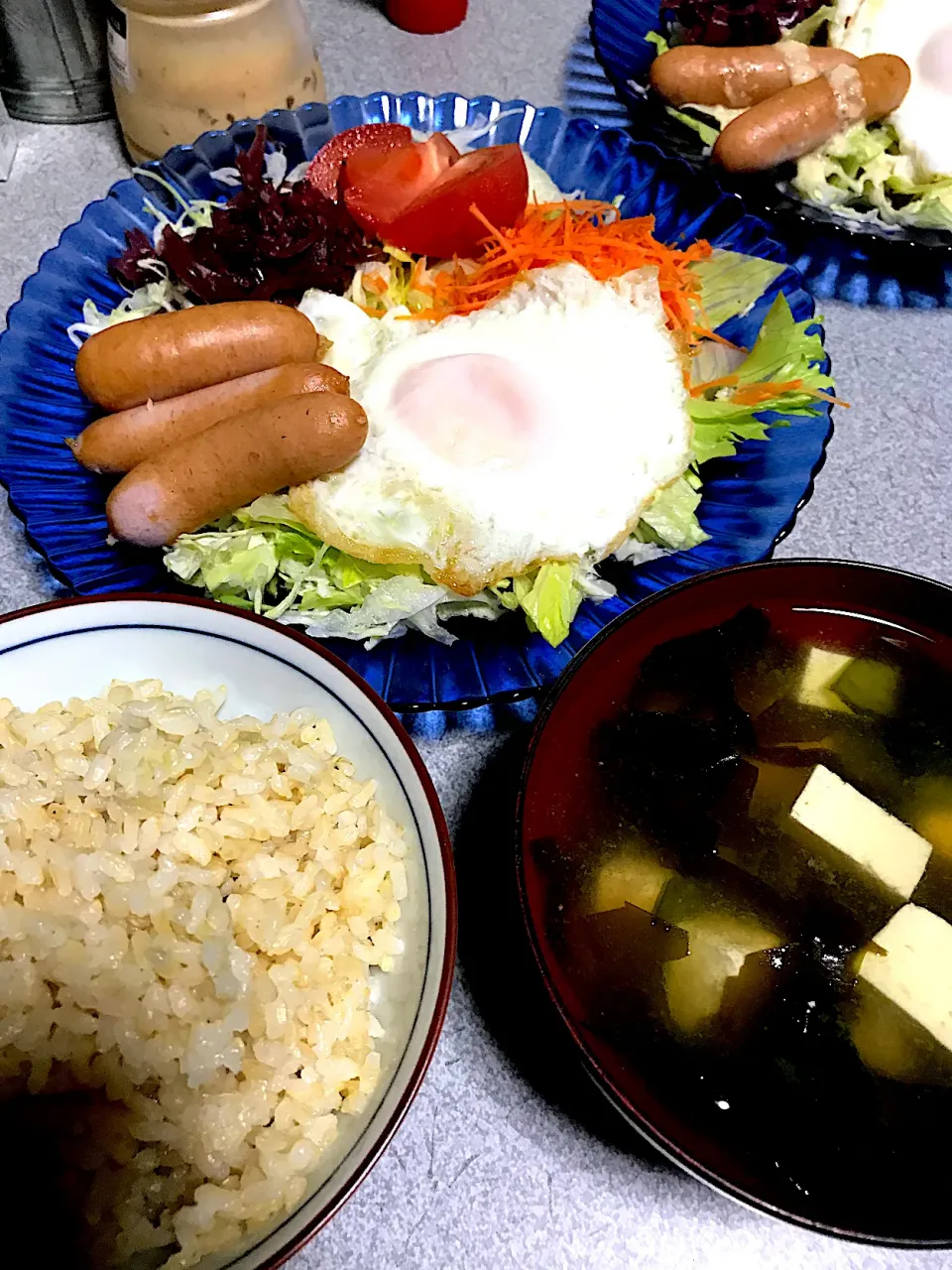 雨降って少し涼しくなったけどそれでも暑いねぇ #夕飯　ロウカット玄米ご飯、目玉焼き(ターンオーバーじゃないやつ)ウインナー(3本)ザワークラウトトマトレタス人参キャベツサラダ、昆布豆腐ワカメ味噌汁|ms903さん