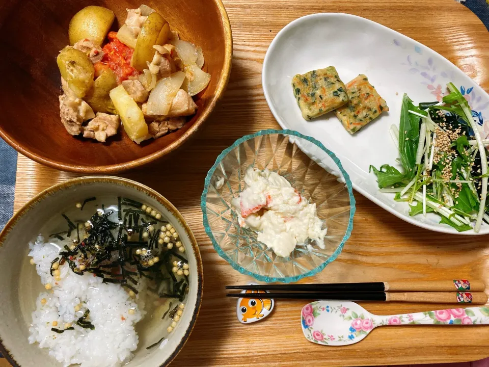 Snapdishの料理写真:チキンとトマトの肉じゃが ワカメと水菜の和え物 ポテトサラダ お茶漬け|❦れなな❦さん