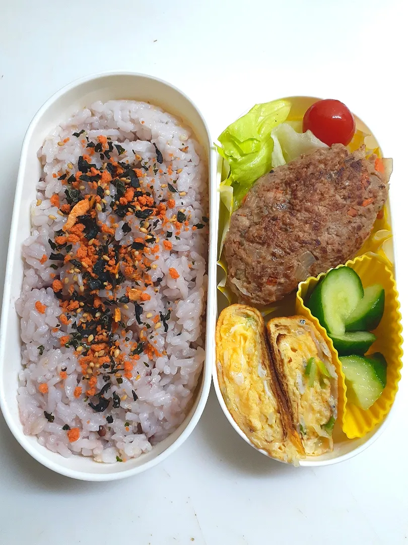 Snapdishの料理写真:☆中学生弁当☆鮭若芽ごはん、シラス葱卵焼き、胡瓜浅漬け、野菜入りハンバーグ、レタス、ミニトマト|ｼｮｺﾗさん