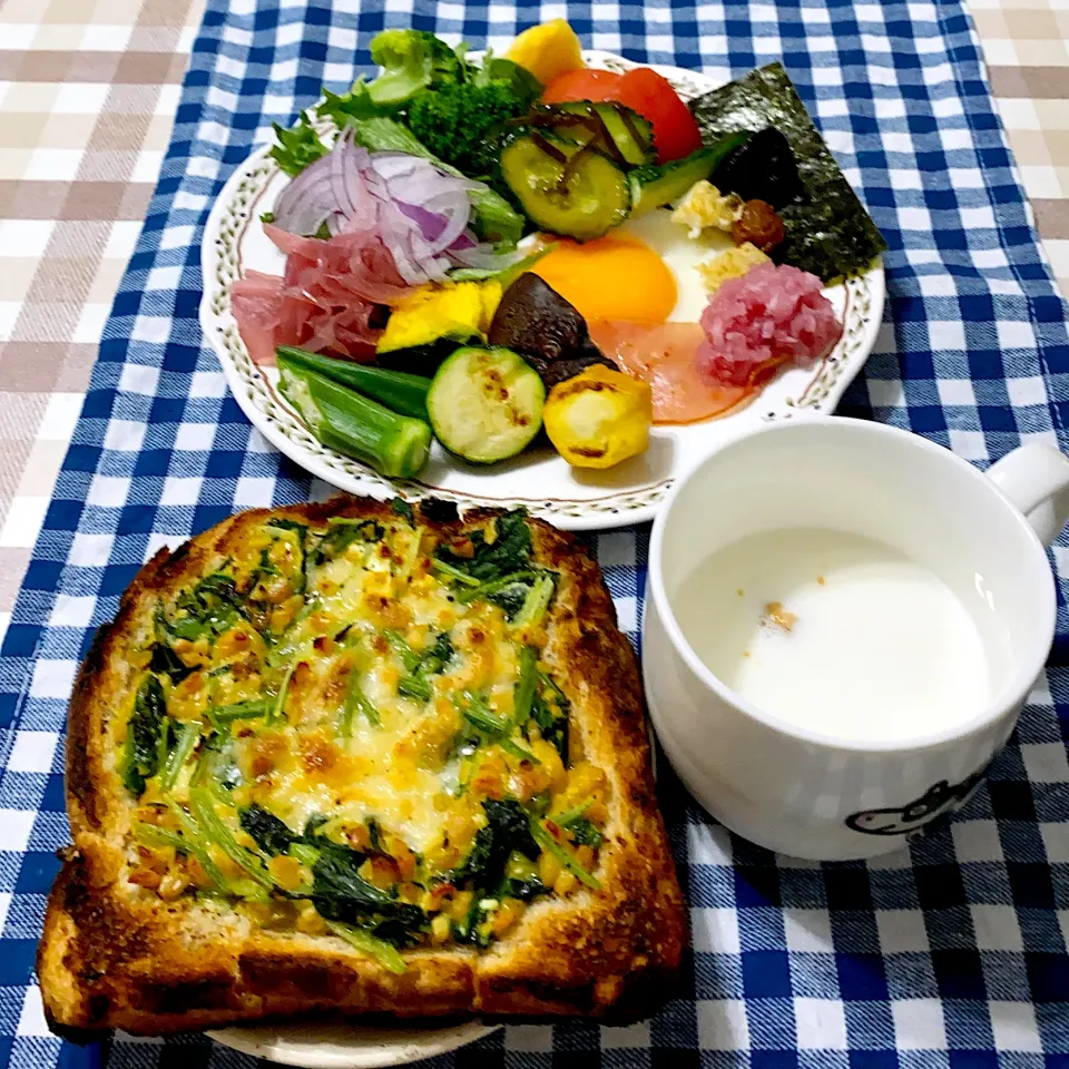 Snapdishの料理写真:今日の朝ごはん★納豆と春菊&モロヘイヤのスパイスカレーチーズトースト|riko30294さん