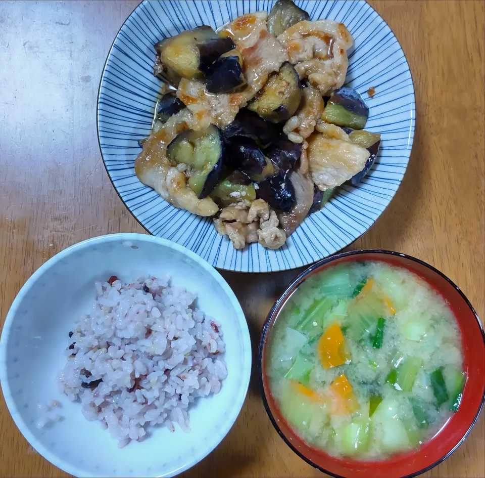 Snapdishの料理写真:７月１２日　豚肉となすの南蛮　チンゲン菜とにんじんのお味噌汁|いもこ。さん