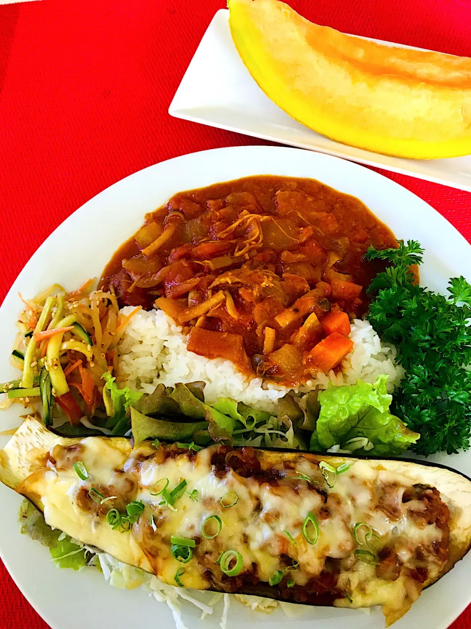 Snapdishの料理写真:スパイスチキンカレー🍛&長茄子ボードの挽肉甘辛炒めチーズ焼き😋|HAMI69さん