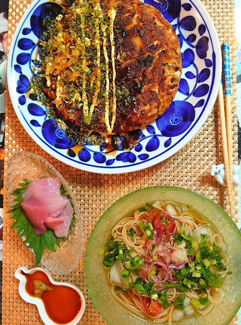 Snapdishの料理写真:豚玉お好み焼き、淡路島玉葱そうめん、マグロのお刺身で夕ご飯夕飯🍴|ポチさん