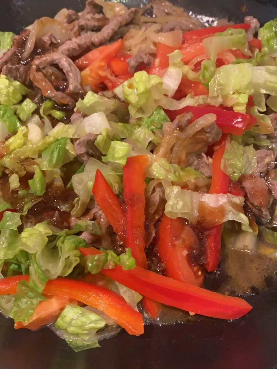 Snapdishの料理写真:Pan fried beef with onions, tomato and vegetables.|Sarahさん