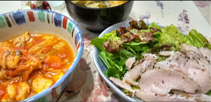 キャベツトマト煮と手作り無添加ハムサラダで晩ご飯😋|たえさん