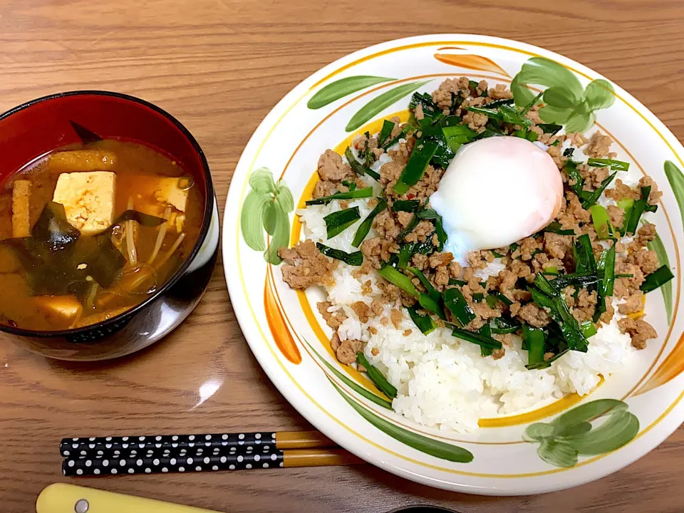 Snapdishの料理写真:ニラのスタミナ丼、味噌汁|ゆーママさん