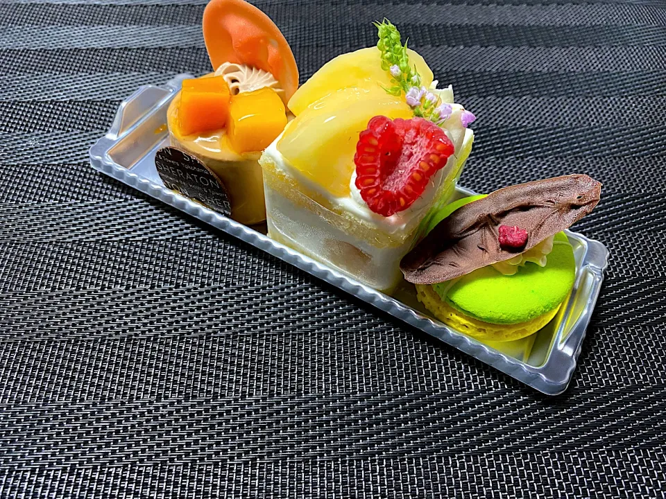 Snapdishの料理写真:スイーツパレード🍰頂きものの、ホテルシェラトンのかわいいケーキ💕|acoさん