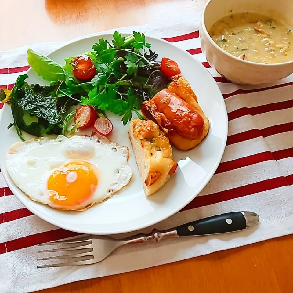 ウインナーパンで朝ごはん|えるえるさん