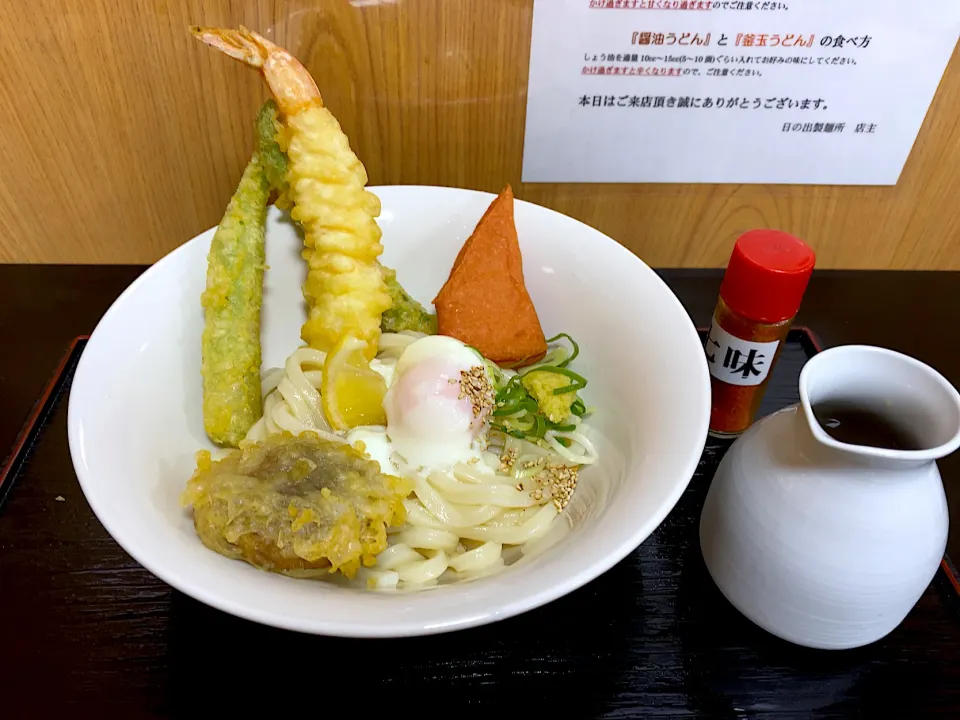 Snapdishの料理写真:香川　日の出製麺所　香川満喫うどん🍤 うどんはもちろん、天ぷらもめちゃめちゃ美味！|1614さん