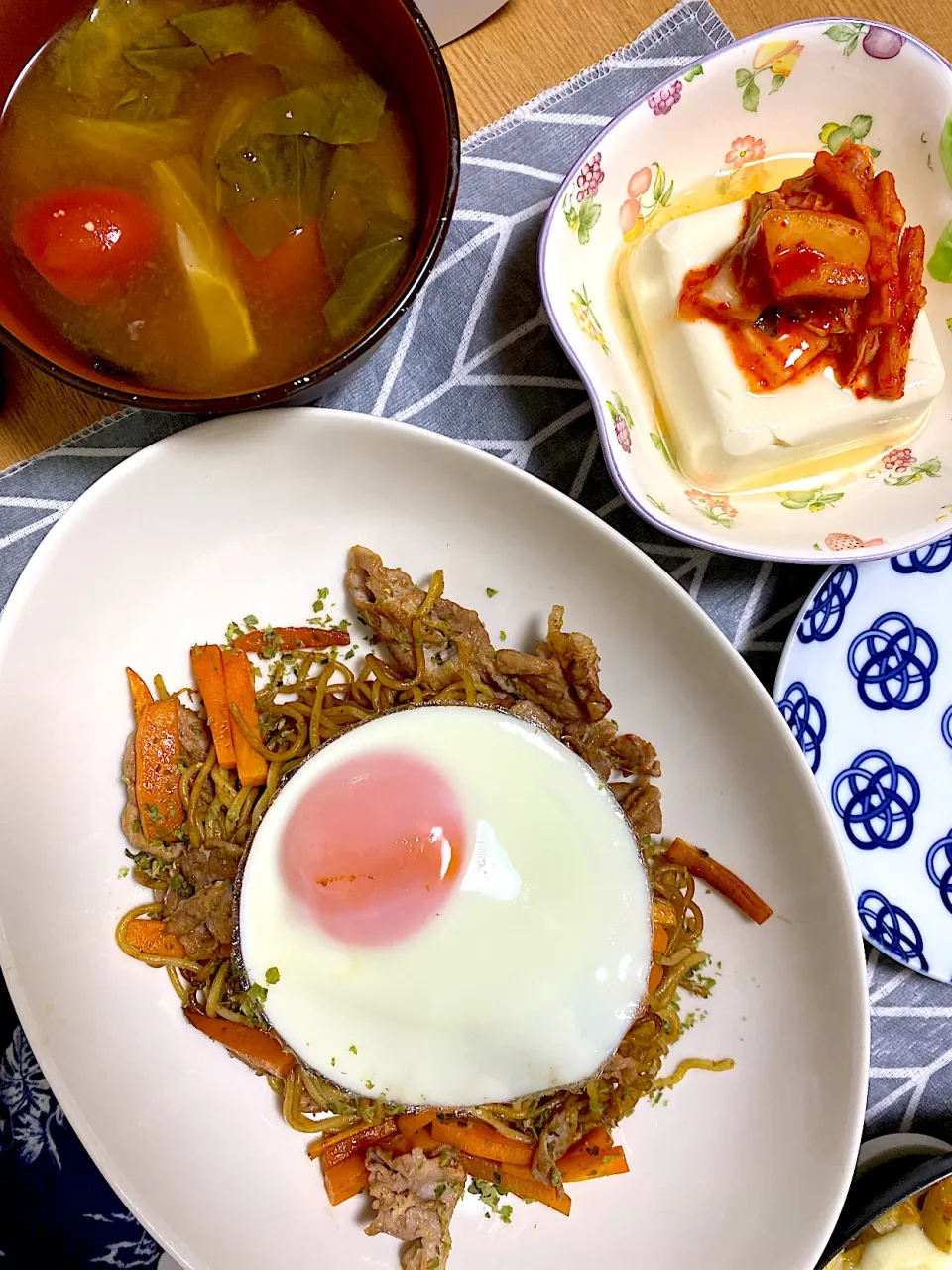 Snapdishの料理写真:キクラゲと青梗菜とミニトマトの味噌汁、キムチやっこ、目玉焼きそば|1614さん