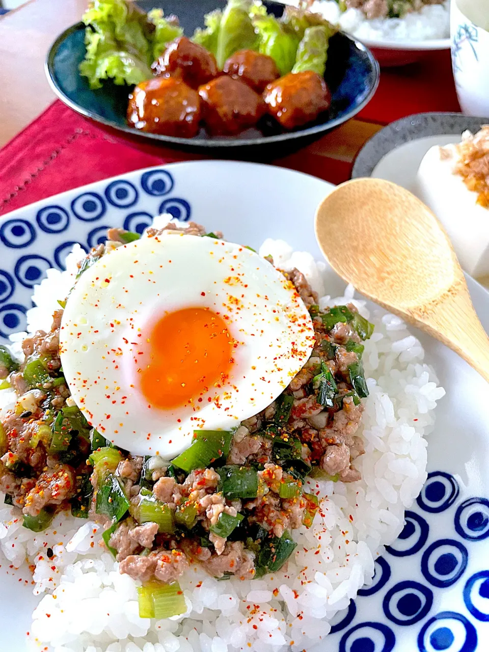 スタミナ肉みそ乗っけご飯🍀|おかちさん