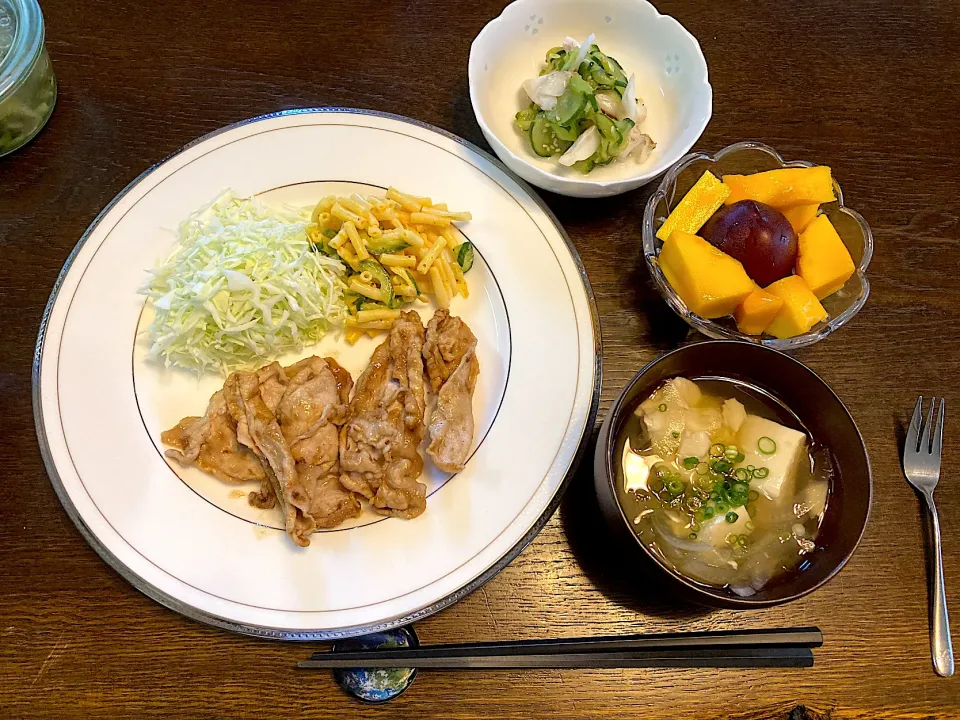 豚肉の生姜焼き、マカロニサラダ、イカと胡瓜の酢の物、マンゴーとスモモ、豆腐汁|カドラさん