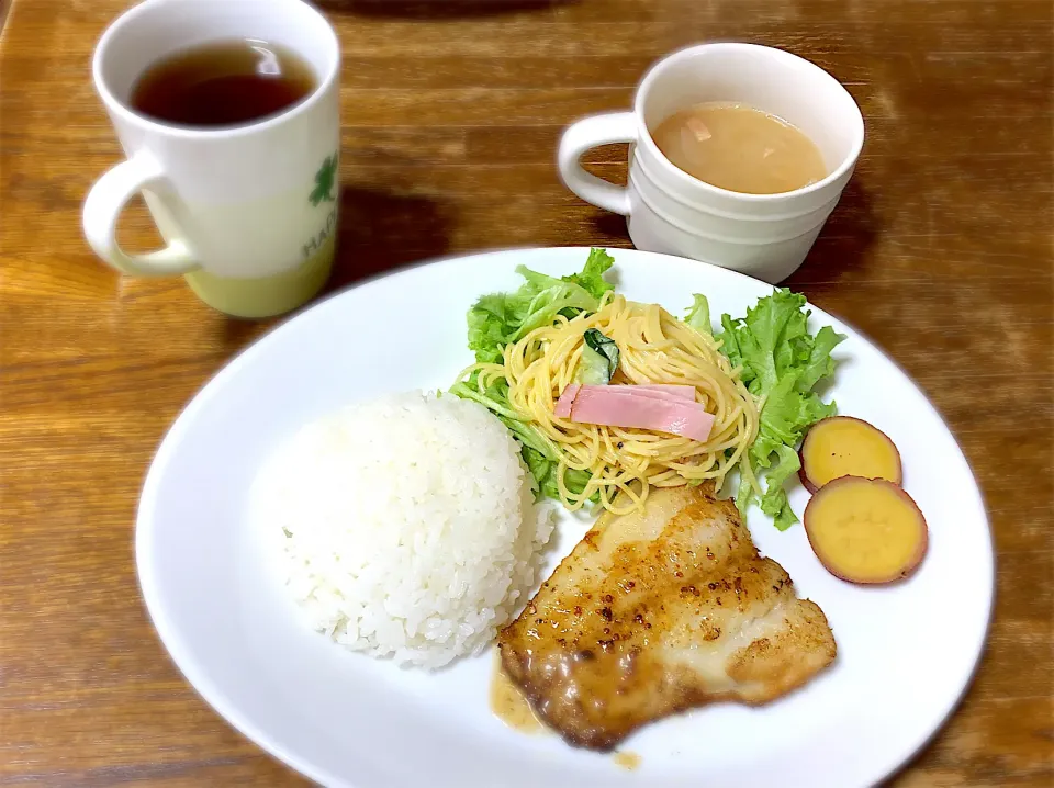 白身魚のムニエル〜レモンバターソース〜・スパサラ・薩摩芋のハニレモ煮・オニオンスープ・ご飯|ちびろ菌さん