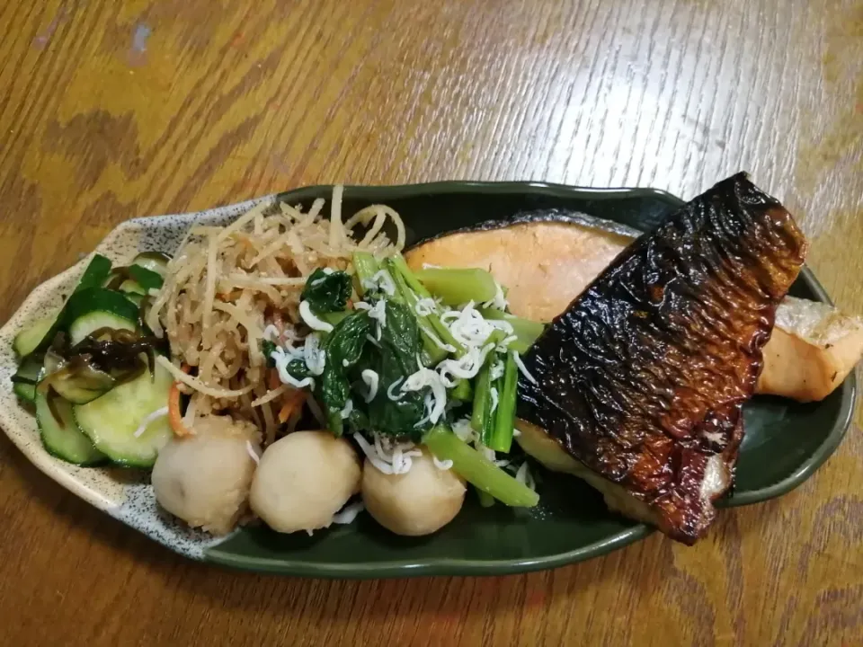 今日の夕ご飯😀
おしながき
鮭の塩焼き
鯖の塩焼き
小松菜のじゃこ炒め
きんぴらごぼう
里芋の煮っころがし
きゅうりの塩昆布|すず❤さん