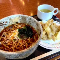 Snapdishの料理写真:舞茸天ぷら入り冷やしそば　七味とラー油をたっぷりと🌶‼︎ テルメ小川|sakumaさん