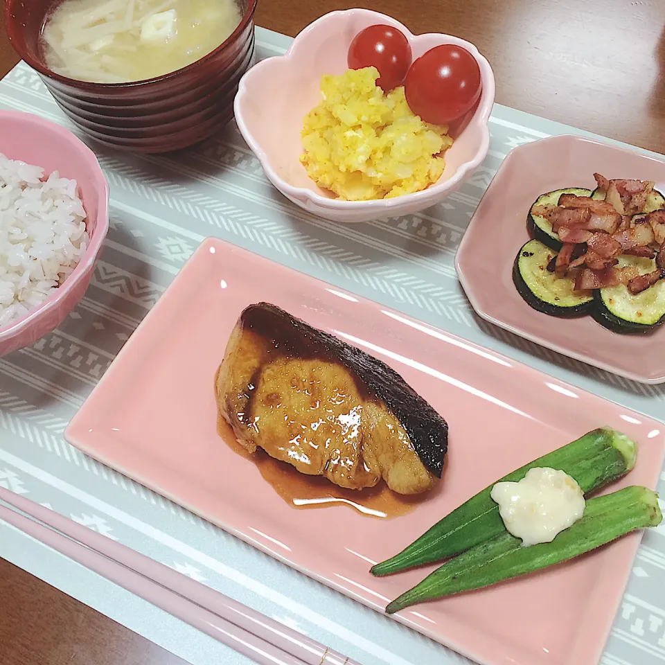 Snapdishの料理写真:ブリの照り焼き ガーリック風味🐟|waiwaiさん