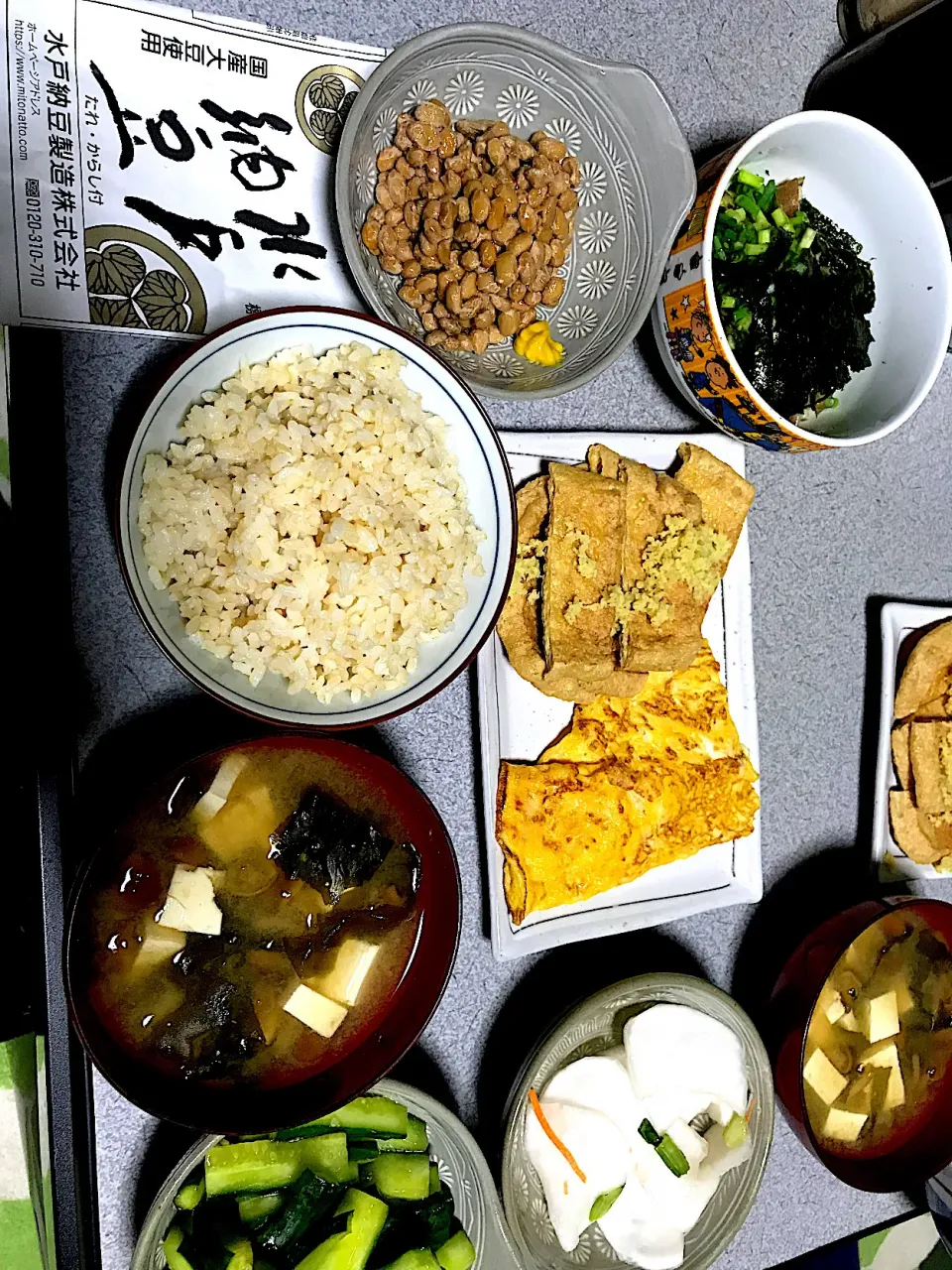 まだまだ流行りの納豆定食ふうに…ってゆうか薬味定食くらいなら勢い！ #夕飯　ロウカット玄米ご飯、たっぷり薬味(オクラ海苔ミョーガ)、水戸納豆、焼き生姜油揚げ、玉子焼き、鶏ガラポン酢ごま油きゅうり浅漬け、カブ浅漬け、なめこ昆布豆腐ワカメ味噌汁|ms903さん