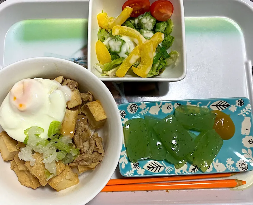 みそ豚丼、刺身こんにゃく、サラダ|あんこさん