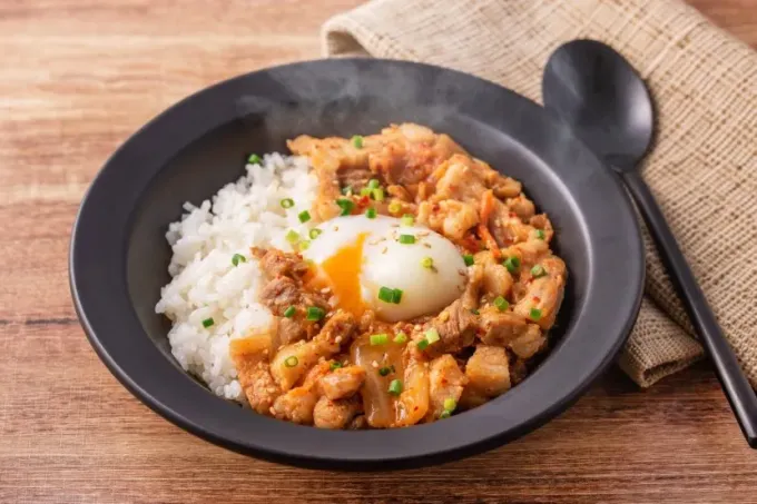 Snapdishの料理写真:【下味冷凍】豚バラ肉のみそキムチ 豚玉みそキムチ丼|マルコメ キッチンさん