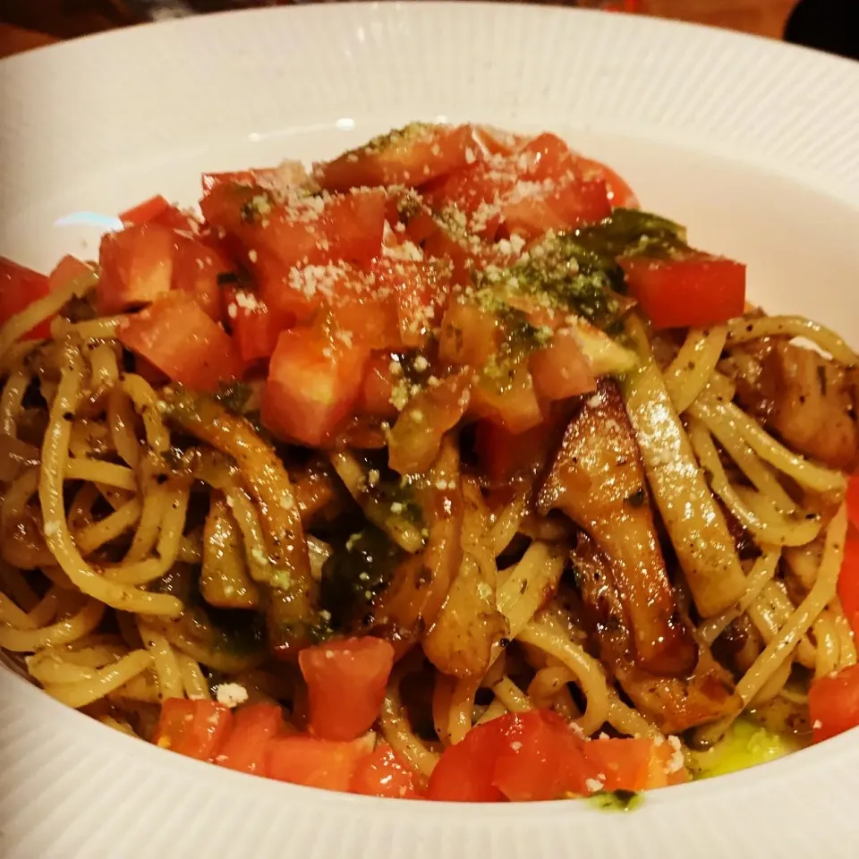 Snapdishの料理写真:Italian today Vegetarian Spaghetti Pasta with Fresh Eringi Mushrooms with a Basil Butter sauce with fresh garlic topped with fresh diced tomatoes 
#pestosauce #|Emanuel Hayashiさん