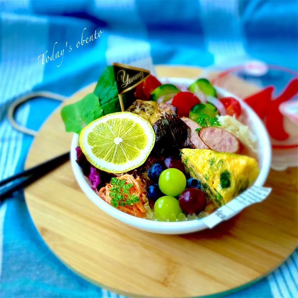 鯖のバジル焼き🐟🍋キュウリとミニトマトのサラダ🥗ほうれん草の卵焼き🥬にんじんのクリームチーズ麺つゆ和え🥕ソーセージとザワークラウト弁当🍱|Naoさん